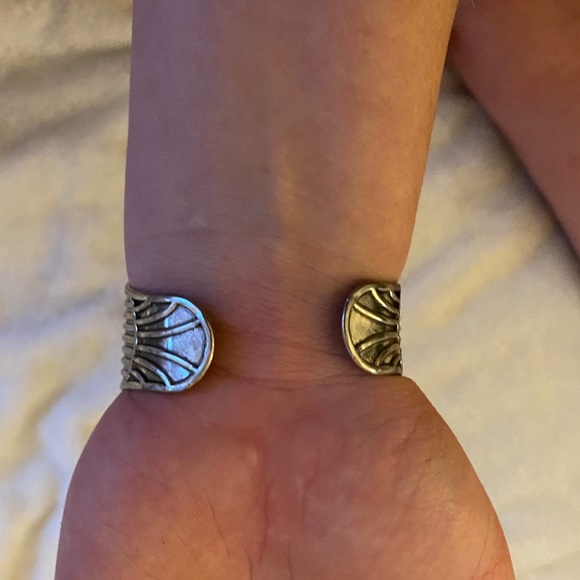 White stone cuff - Picture 3 of 3